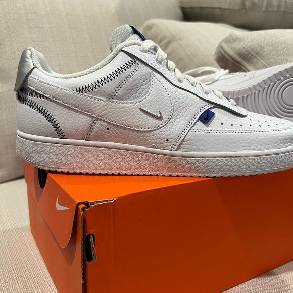 New with box Women’s Nike sneakers size 10 - Picture 2 of 3